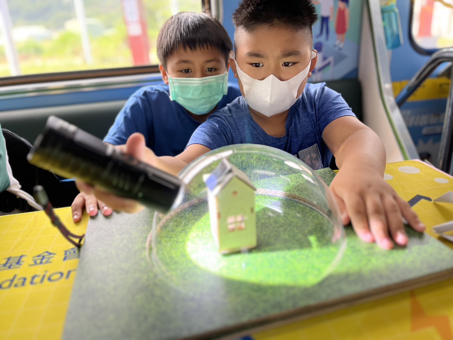 DB真人參與基礎科學主題車廂，以STEAM教學精神，設計「逐日科學家」、「太陽能工程師」以及「淨零建築師」三大能源科普課程和實驗